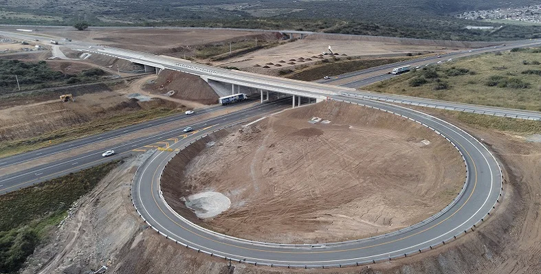 The project sought to address the high accident rate at the old Breidbach intersection and the traffic congestion. (Image source: SANRAL) The N2 Belstone interchange viewed from overhead.