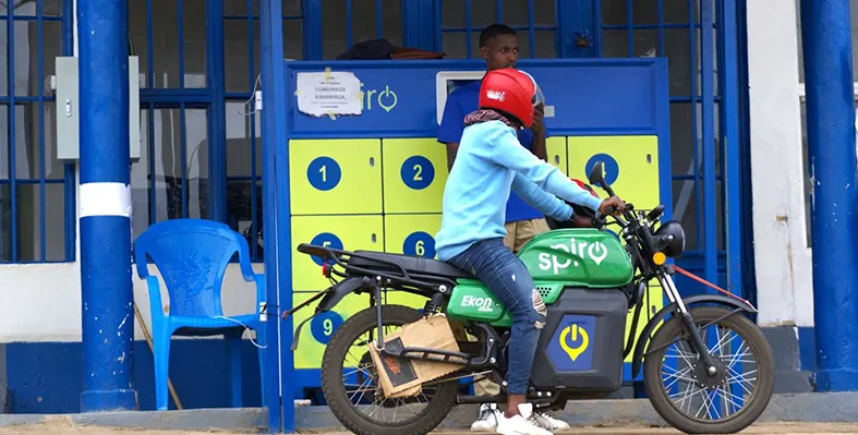 Riders are rapidly shifting from internal combustion motorcycles to Spiro’s more affordable and accessible battery-swapping ecosystem and motorcycles. (Image source: Spiro) Man_on_a_bike