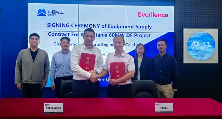 Martin Chmiela, head of power, Asia Pacific, Everllence, and Mian Sun, deputy GM of the 5th Engineering Department, CNEEC, at the contract-signing ceremony in Beijing. (Image source: Everllence) Martin_Chmiela_Everllence_Mian Sun_CNEEC